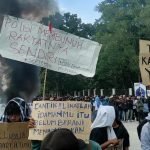 Demo Tuntut Keadian Kematian Alm Randi Yusuf, Mahasiswa Bawa Poster “Polisi Membunuh Rakyatnya Sendiri”