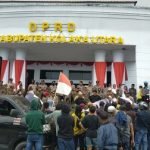 Diduga Menyelewengkan DD Sebesar Rp 500 Juta, Kades Mosiku di Demo Warganya