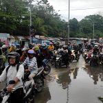 Mahasiswa Bersama Angkutan Umum Blokade Jalan Pertigaan Kampus UHO Demo Tolak Kenaikan BBM