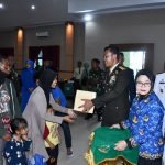 Memperingati HUT TNI Ke 77, Korem 143/Haluoleo Kendari Bagikan Bansos Kepada Keluarga Stunting.