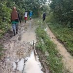 Pemerintah Dianggap Tak Perduli, Warga Tiworo Mubar Terus Keluhkan Jalan Rusak