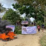 Tuntut Perbaikan Jalan Rusak, Warga Landono-Mowila Blokade Jalan Pakai Batang Pohon