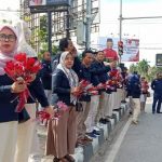 KPU Sultra Bagikan Bunga di Hari Valentine