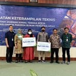 BPJS Ketenagakerjaaan Serahkan Bantuan Kepada 2 Ahli Waris di Kendari