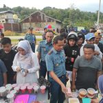 Sepi Pengunjung Selama Ramadhan, Lanal Kendari Borong Takjil Pedagang di Jalan Kendari Toronipa