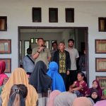 Pemkab Konawe Salurkan Beras Pemerintah kepada Warga di Padangguni