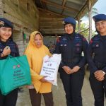 Brimob Polda Sultra Peduli Bagikan Paket Sembako Door To Door di Kecamatan Baruga