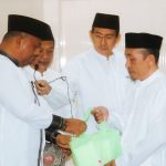 Ketua DPRD Kota Kendari Serahkan Alquran Untuk Masjid Al Mi’raj Kelurahan Kadia