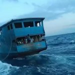 Mati Mesin dan Terombang Ambing di Laut, Kapal Kayu Rute Menui-Kendari Dievakuasi Tim SAR