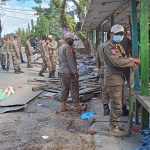 Pol-PP Kendari Tertibkan Bangunan Pedagang di Kali Kadia