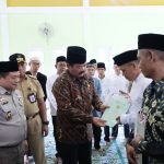 Menteri ATR/Kepala BPN Serahkan Sertipikat Tanah Wakaf di Konawe dan Kota Kendari untuk Jamin Keamanan Umat dalam Beribadah