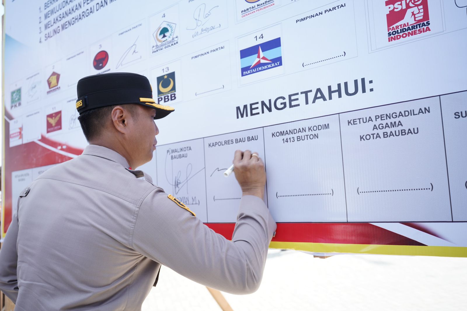 Kapolres Baubau, AKBP Bungi Masokan Misalayuk saat menandatangani deklarasi Pemilu damai 2024.