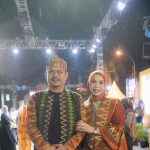 Bupati Abdul Azis dan Ketua Dekranasda  Tunjukan Pesonanya di Event Karnaval Tenun Sultra 2023