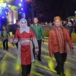 Pj Wali Kota Kendari dan Ibu Ketua Dekranasda Tampilkan Tenun Tolaki Sangia Oleo Tepuli di Sultra Tenun Festival 2023
