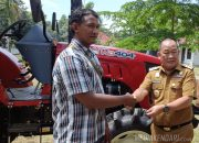 Pj Bupati Konawe, Harmin Ramba Serahkan Bantuan Alat Pertanian Alsintan Kepada Kelompok Tani Secara Simbolis