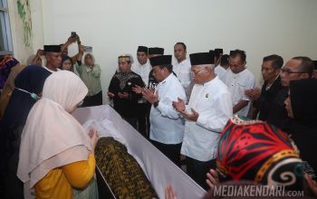 Pj Gubernur bersama Sekda Sultra Melayat Almarhum Sultan Buton ke-40