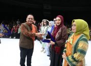 Tampil di Indonesia Fashion Week, Pj Gubernur Sultra : Tenun Bukan Sekedar Kain Tapi Akar Mempertahankan Budaya
