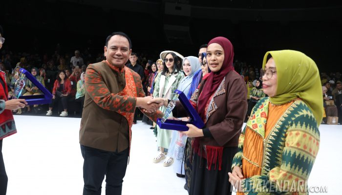 Tampil di Indonesia Fashion Week, Pj Gubernur Sultra : Tenun Bukan Sekedar Kain Tapi Akar Mempertahankan Budaya