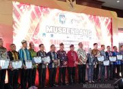 Persembahkan Kinerja Terbaik, Pj Gubernur Sultra Berikan Penghargaan ke OPD pada Acara Musrembang Bappeda Sultra