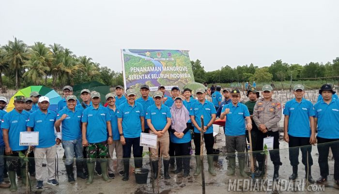 Mitigasi Perubahan Iklim, Kementerian LHK, BPDAS Sampara dan Pemda Muna Gelar Penanaman Mangrove Serentak