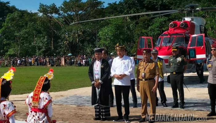 Tiba di Muna, Presiden Jokowi Disambut Tarian Adat Khas Daerah