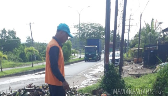 DLHK Kota Kendari Bersihkan Kali di Samping Indogrosir