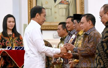 Pj Gubernur Terima Penghargaan dari Presiden Jokowi karena Berhasil Kendalikan Inflasi di Sultra
