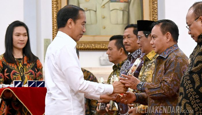 Pj Gubernur Terima Penghargaan dari Presiden Jokowi karena Berhasil Kendalikan Inflasi di Sultra