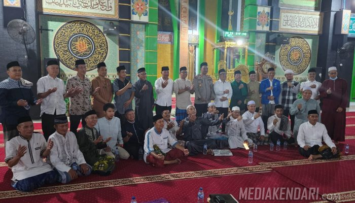 Usai Pimpin Takbir Akbar Terpimpin di Masjid Babussalam Konawe, Harmin Ramba Serahkan Satu Ekor Sapi Qurban Untuk Pengurus Masjid