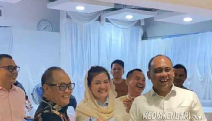 Rombongan Ketua DPD Gerindra Sultra Bersama Istrinya Bersilaturahmi Dikediaman Pj Bupati Harmin Ramba