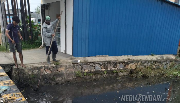 Antisipasi Banjir, DLHK Kota Kendari Bersihkan Kali di Samping Hotel Happy In