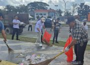 Balon Bupati Konawe 2024-2029 Harmin Ramba Pimpin Kerja Bakti Tim Bersihkan Sampah Pasca Deklarasi di ICP