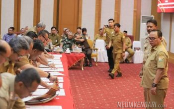 Optimalisasi PAD, Pj Gubernur Sultra Tandatangani Kesepakatan Bersama dengan Bupati/Walikota Se Sultra