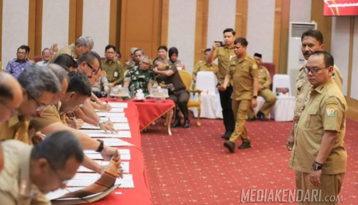 Optimalisasi PAD, Pj Gubernur Sultra Tandatangani Kesepakatan Bersama dengan Bupati/Walikota Se Sultra