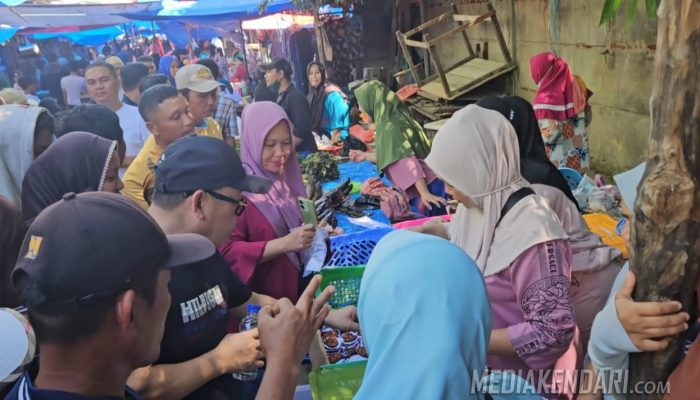 Pedagang dan Pengunjung Sanjung Cabup Bupati Harmin Ramba Saat Blusukan di Pasar Wawotobi