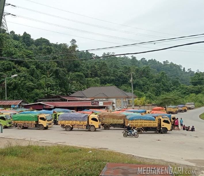 Suasana aktivitas Mobil Dump Truck Pemuat Ore Nikel ST Nickel saat dihemtikan warga perbatasan Konawe dan Puuwatu Kota Kendari