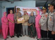 Sambut HUT Bhayangkara Ke 79, Polres Wakatobi Salurkan Paket Sembako Kepada Warga Kurang Mampu