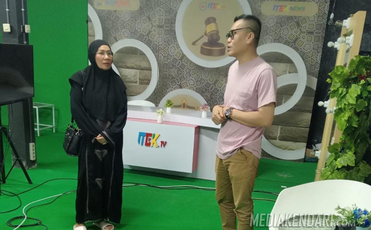 Pimpinan LKP Prima Kendari saat meninjau Studio MEK TV 