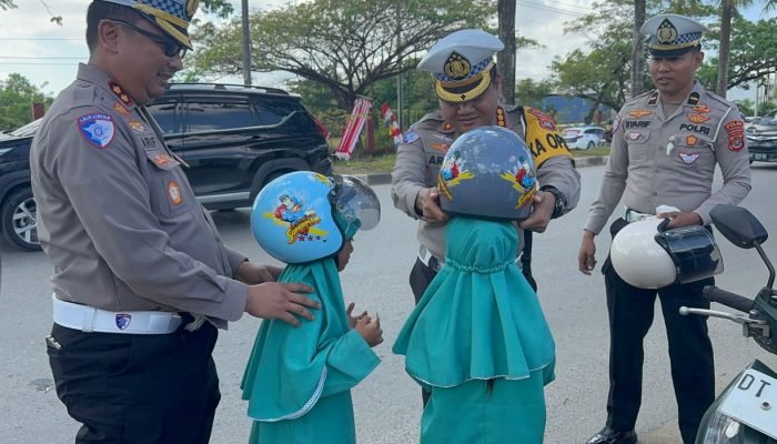 Tegas tapi Peduli, Dirlantas Polda Sultra Bagi Helm Gratis di Tengah Operasi Patuh Anoa 2025