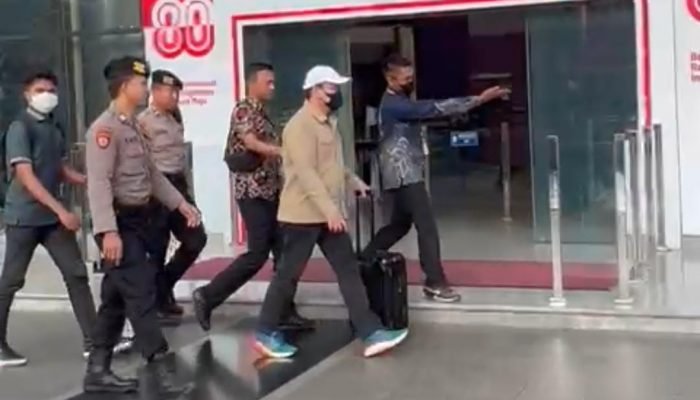 Langkah Tenang Menuju Gedung KPK, Bupati Koltim Abdul Azis Seret Koper Misterius