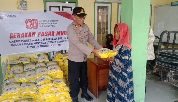 Jelang Kemerdekaan, Polres Wakatobi Tebar 3 Ton Beras Murah untuk Warga Pesisir
