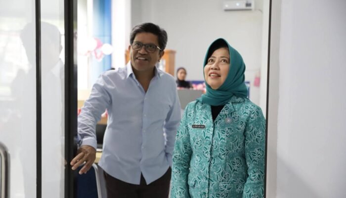 Penilaian Kebersihan Kantor, Ibu Wagub Sultra Kunjungi Diskominfo