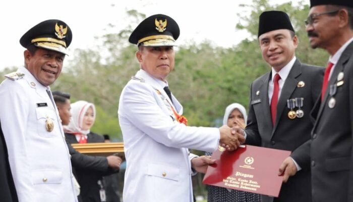 Enam ASN Sultra Terima Satyalancana Karya Satya di Hari Kemerdekaan