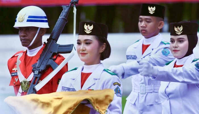 Khidmat di Sore Hari, Penurunan Bendera HUT RI ke-80 Jadi Penutup Peringatan Kemerdekaan di Sultra