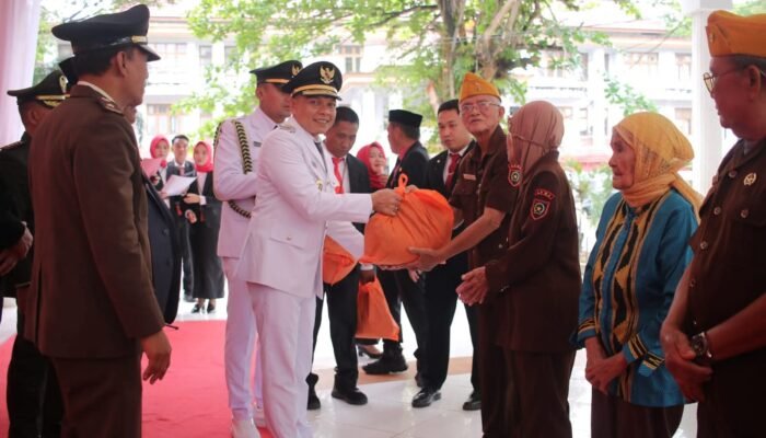 Penghargaan Desa Teladan, Bupati Konawe Berikan Kado Spesial di Hari Kemerdekaan ke-80 RI