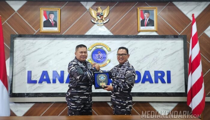 Satgas Trisila-25 dan Lanal Kendari Perkuat Silaturahmi Penukaran Plakat Simbolis