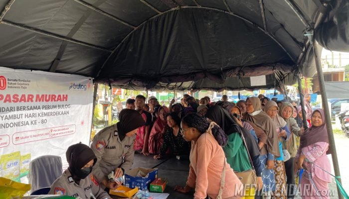 Polresta Kendari Gelar Pasar Murah, Warga Rela Antre Demi Sembako