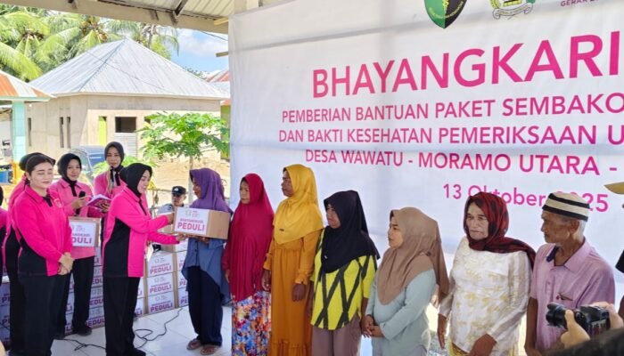 Bhayangkari Daerah Sultra Tebar Kepedulian di Desa Wawatu, Salurkan Bantuan dan Layanan Kesehatan