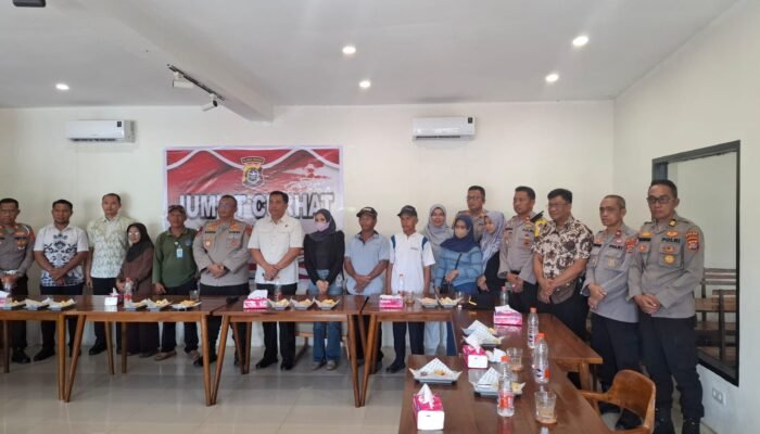 Dekat dengan Rakyat, Polda Sultra Serap Aspirasi Warga Rahandouna Lewat “Jumat Curhat”