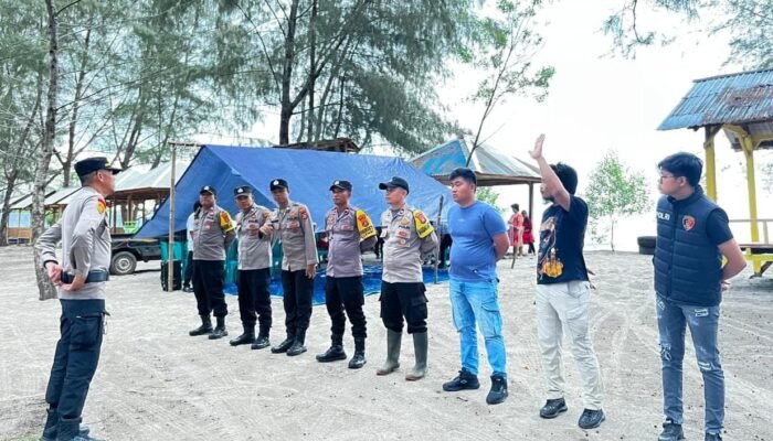 Kapolsek Sawa Pimpin Pengamanan Ibadah Pra Natal Jemaat Puupi di Pantai Wale